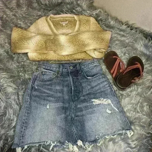 Levi Strauss & Co high waisted 5 button Denim Distressed Mini Skirt Size 27 mini - Picture 3 of 8